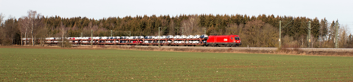 Ein ÖBB-Taurus der Baureihe 1016 oder 1116 wurde mit einem Autotransportzug in Richtung Salzburg am 06.02.16 bei Zorneding fotografiert.
