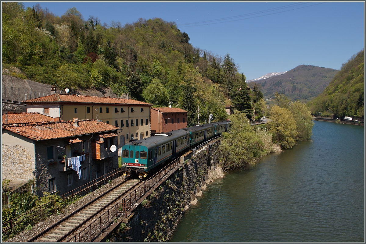 Ein Regionalzug mit einem ALe 668 an der Spitze und zwei Ale 663 (davon der ALe 663 1123 als Schlussläufer) auf der Fahrt Richtnung Aula kurz nach der Ponte della Maddalena. 20. April 2015
