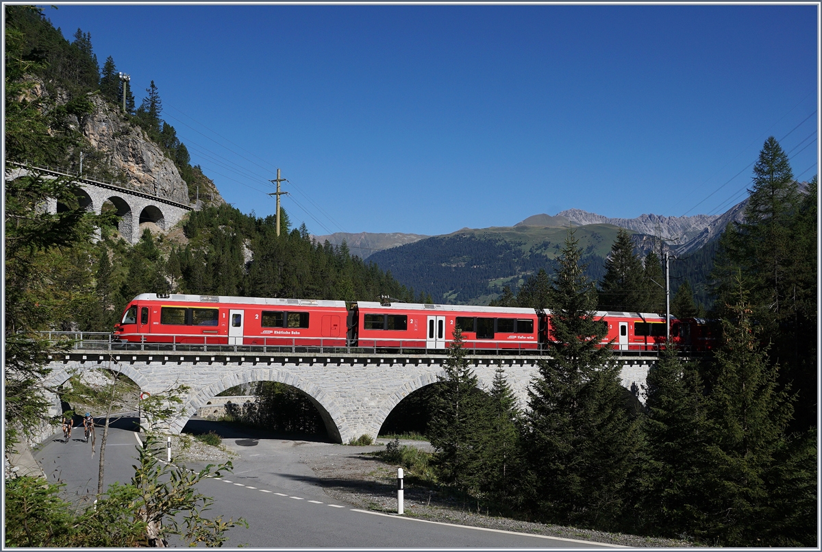 Ein RhB  Allegra  auf der Fahrt Richtung Samedan zwischen Bergün und Preda. 

14. Sept. 2019