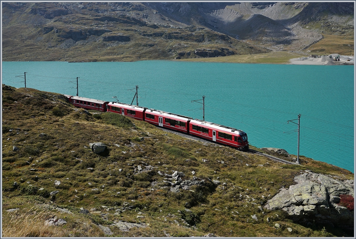 Ein RhB  Allegra  mit einem Regionalzug nach St.Moritz am Lago Bianco kurz nach Bernina Hospiz.

13. Sept. 2016