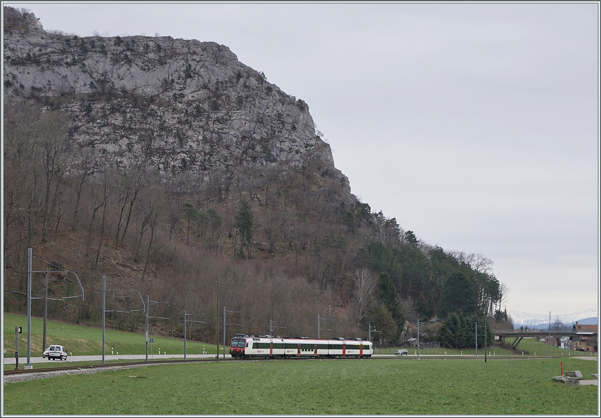 Ein SBB  Domino  ist als Regionalzug von Oensingen nach Balstal im Einsatz und erreicht in Kürze die Klus. 

21. März 2021