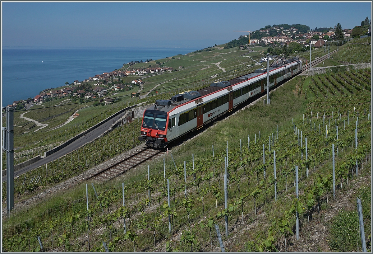 Ein SBB Domino ist auf der  Train des Vignes -Strecke oberhalb von St-Saphirn im Einsatz. 

17. Mai 2020