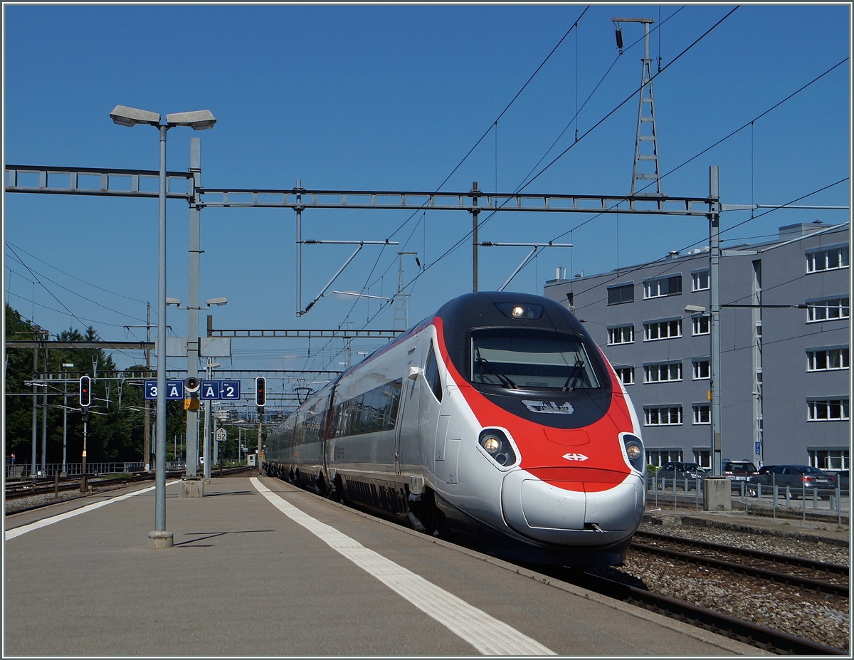 Ein SBB ETR 610 als EC 34 von Milano nach Genève bei der Durchfahrt in Morges.
16. Juni 2014