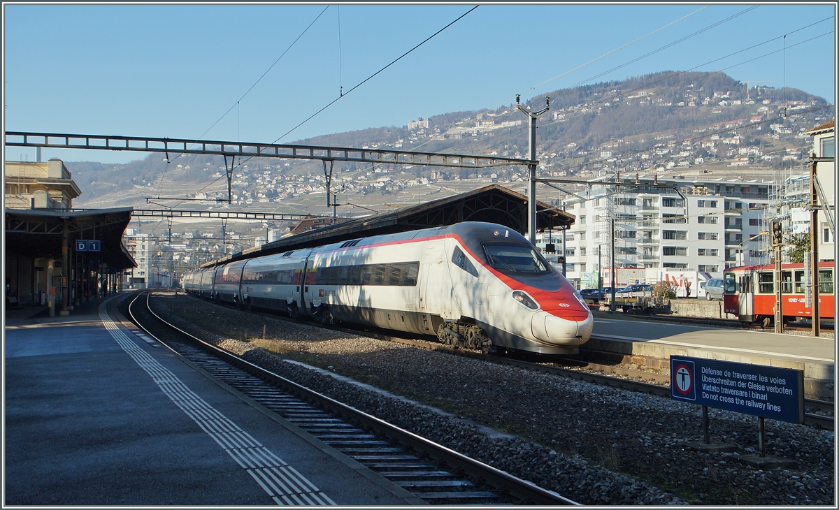 Ein SBB ETR 610 als EC 39 auf dem Weg nach Milano bei der Durchfahrt in Vevey. 
7. Jan 2015