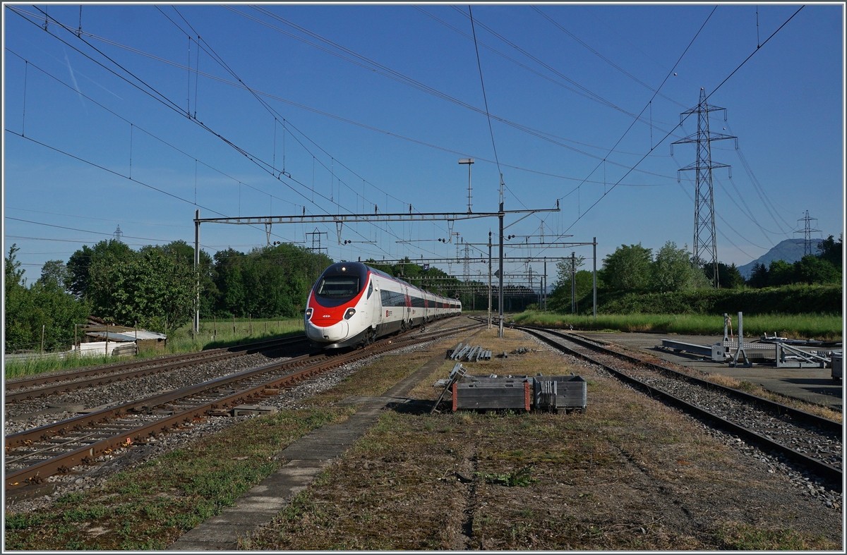 Ein SBB ETR 610 ist als EC 37 in Roches VD auf dem Weg von Genève nach Venezia SL. 

12. Mai 2022