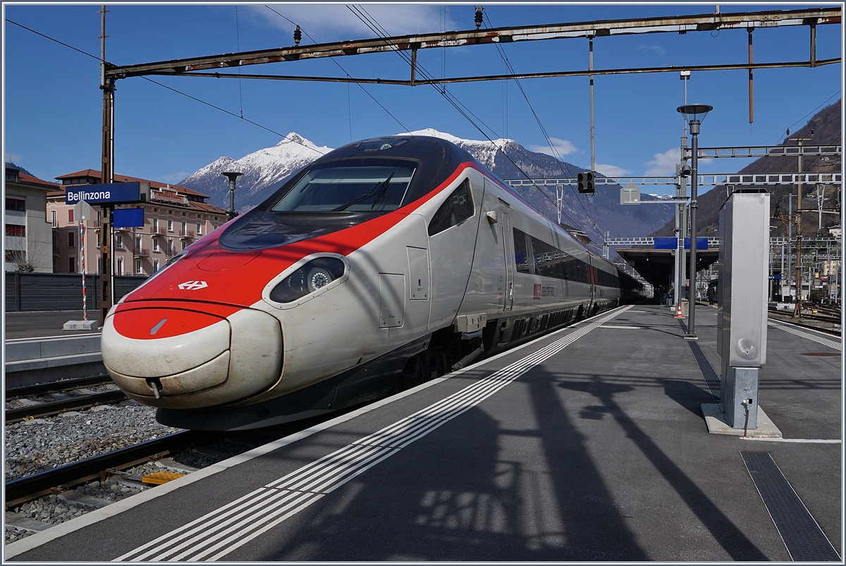 Ein SBB ETR 610 fährt nach einem kurzen Halt in Bellinzona nach Milano weiter.
22. März 2018