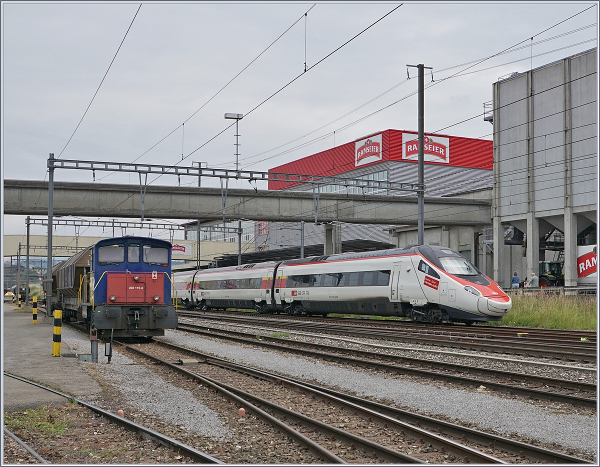 Ein SBB ETR 610 mit  Werbung  zur beschleunigten Verbindung nach München fährt in Sursee als EC 158 von Milano nach Basel SBB durch.
Links im Bild steht en Tm 232 welcher die Wochenendruhe geniesst.
24. Juni 2018