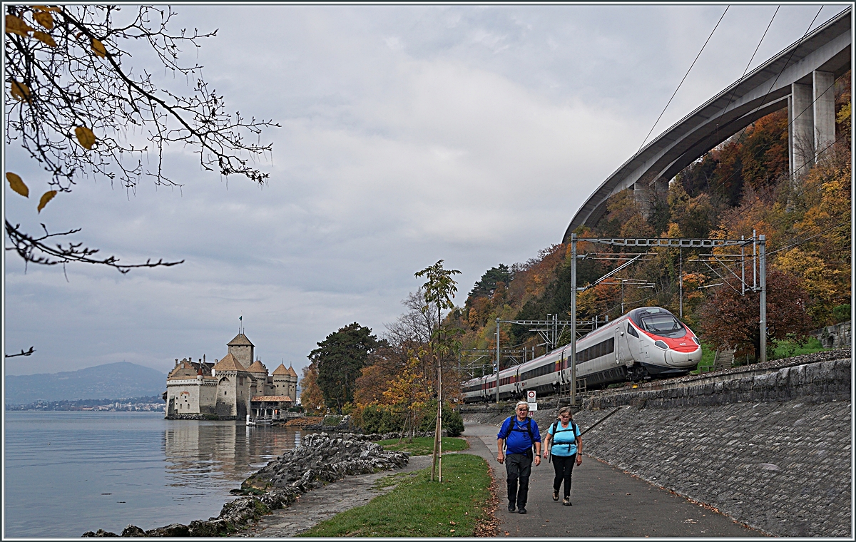 Ein SBB ETR 610 RABe 503 ist von Milano nach Genève unterwegs und passiert gleich das Château de Chillon. 

3. Nov. 2020