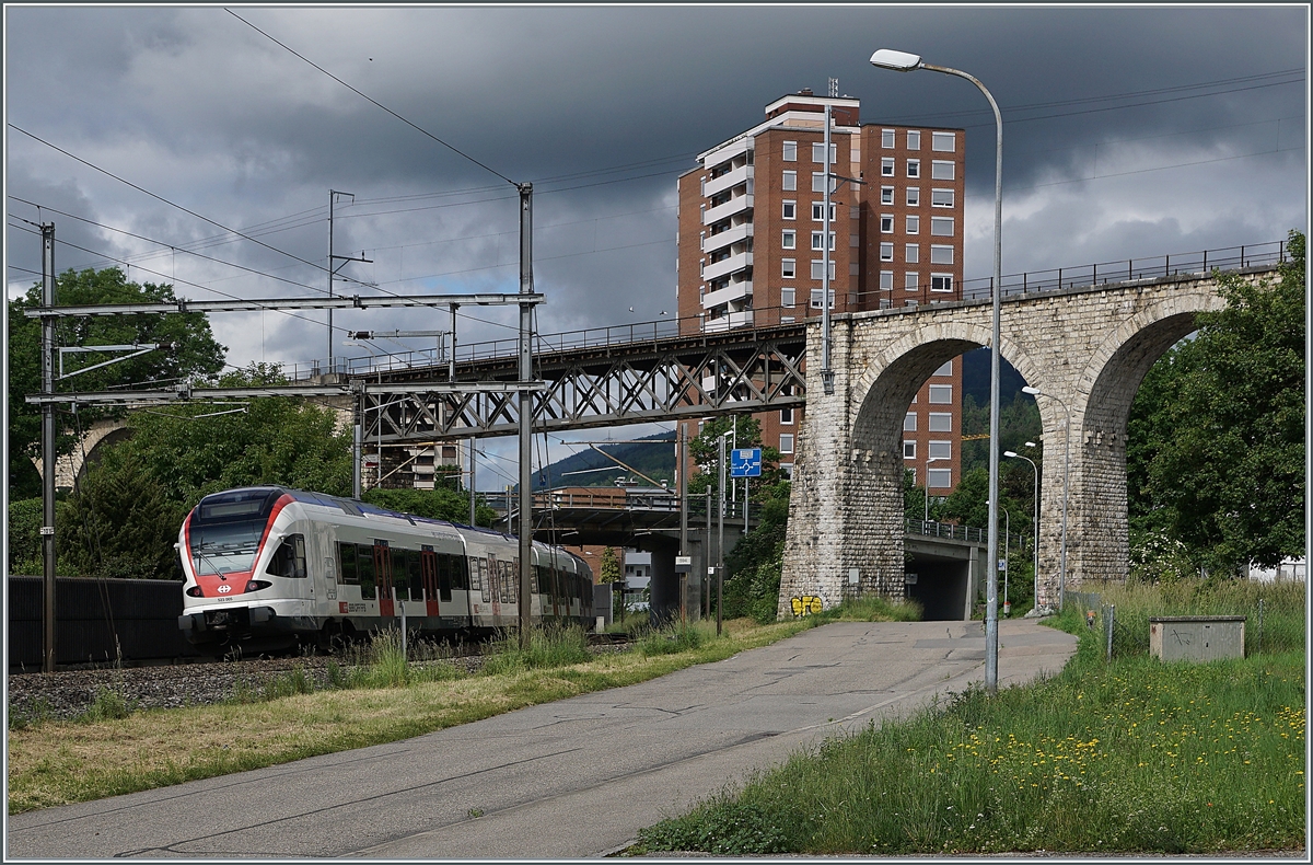Ein SBB Flirt als Regionalzug auf dem Weg nach Biel/Bienne unterquert in Grenchen das BLS  / MLB Mösliviadukt.

6. Juni 2021
