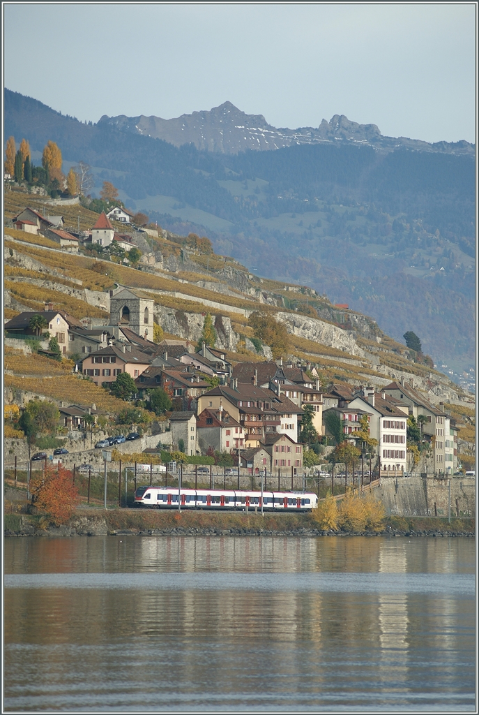 Ein SBB Flirt RABe 523 ist bei St-Saphorin auf dem Weg in Richtung Lausanne.

4. Nov. 2010