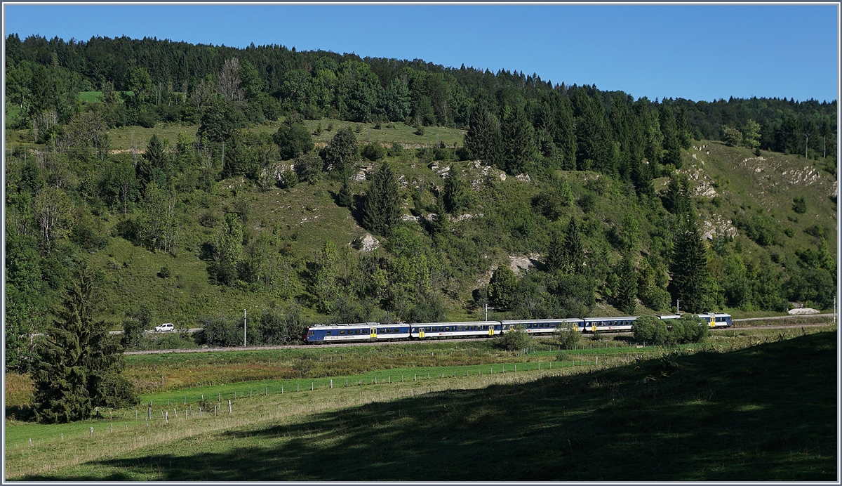 Ein SBB NPZ RBDe 562 als RE 18123 auf der Fahrt von Frasne nach Neuchâtel zwischen  Frambourg und Le Creux im französischen Jura.

4. Sept. 2019
