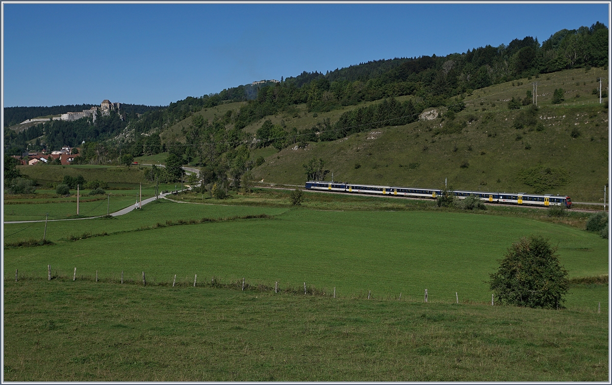 Ein SBB NPZ RBDe 562 als RE 18123 auf der Fahrt von Frasne nach Neuchâtel kurz nach Frambourg im französischen Jura.

4. Sept. 2019