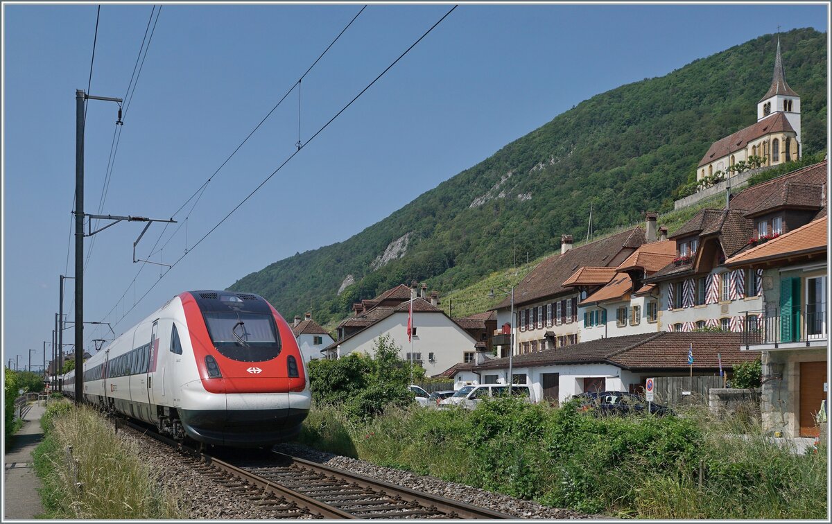 Ein SBB RABe 500 (ICN) ist bei Ligerz auf dem Weg in Richtung Neuchâtel. Zur Zeit sind Baumassnahmen im Gang, damit damit in zwei Jahren die Stecke durch einen Tunnel geführt werden kann und somit der letzte kurze Einspurabschnitt beseitigt werden wird.

5. Juni 2023