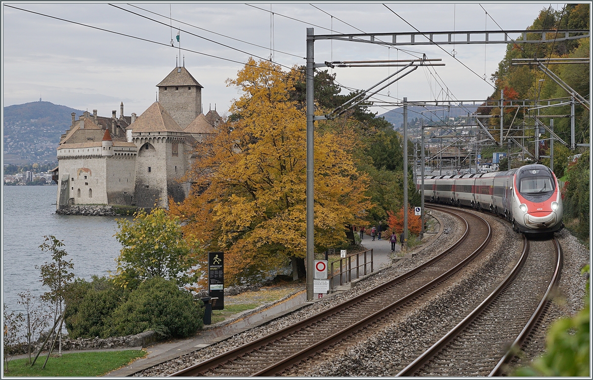Ein SBB RABe 503 / ETR 610 als EC 39 von Genève nach Milano beim Schloss von Chillon. 

21. Okt. 2020