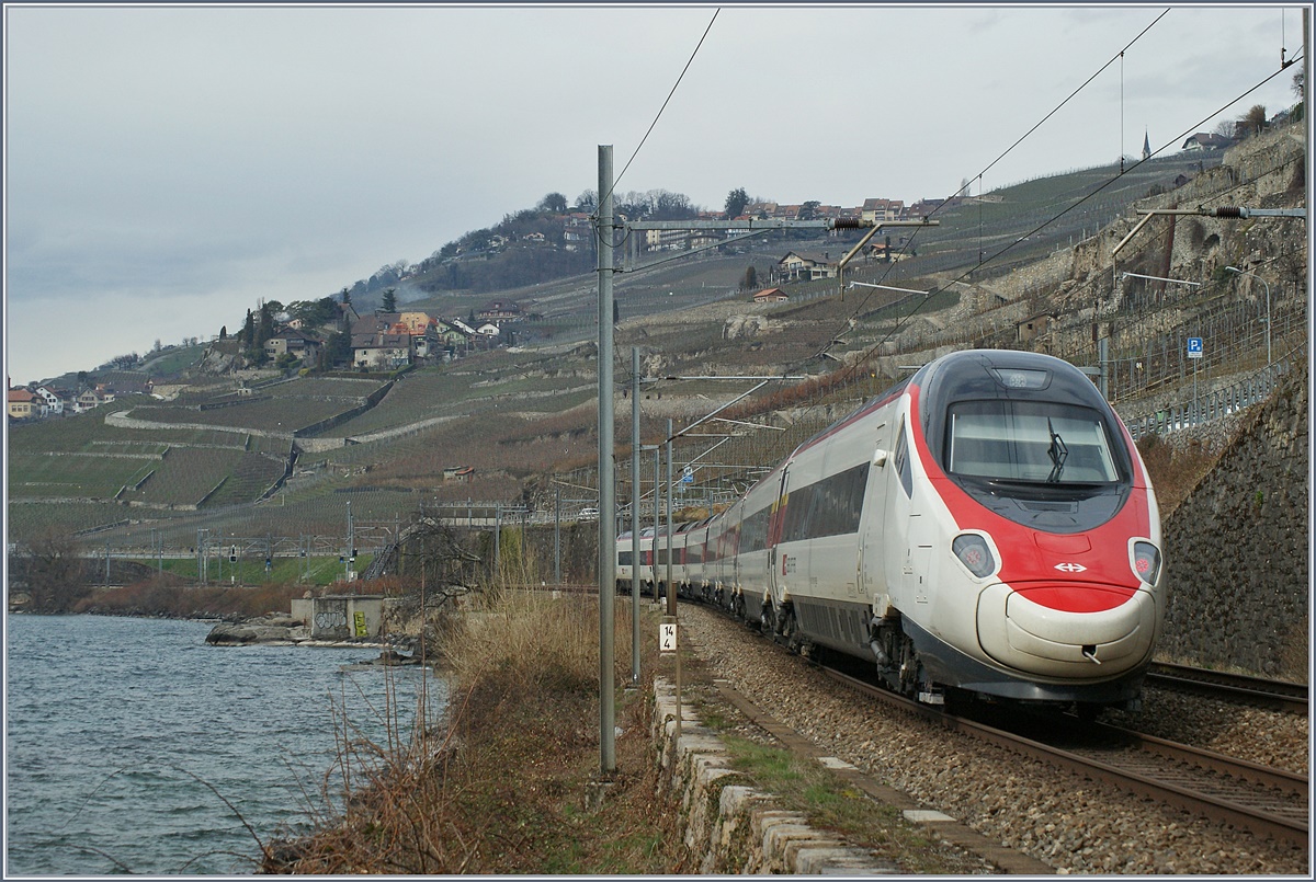Ein SBB RABe 503 als EC 32 von Milano nach Genève bei St-Saphorin.
4. März 2016 