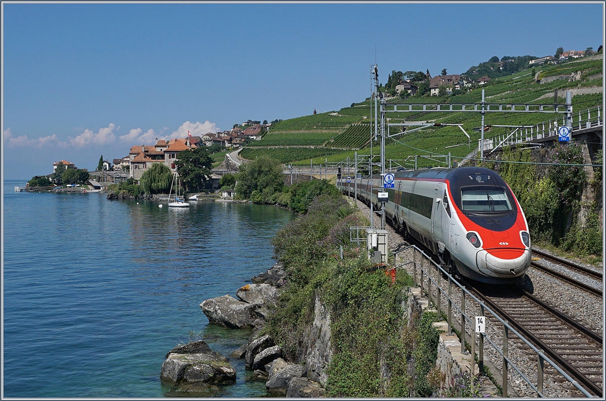 Ein SBB RABe 503 ist als EC von Milano nach Genève bei Rivaz unterwegs. 

19. Juli 2018