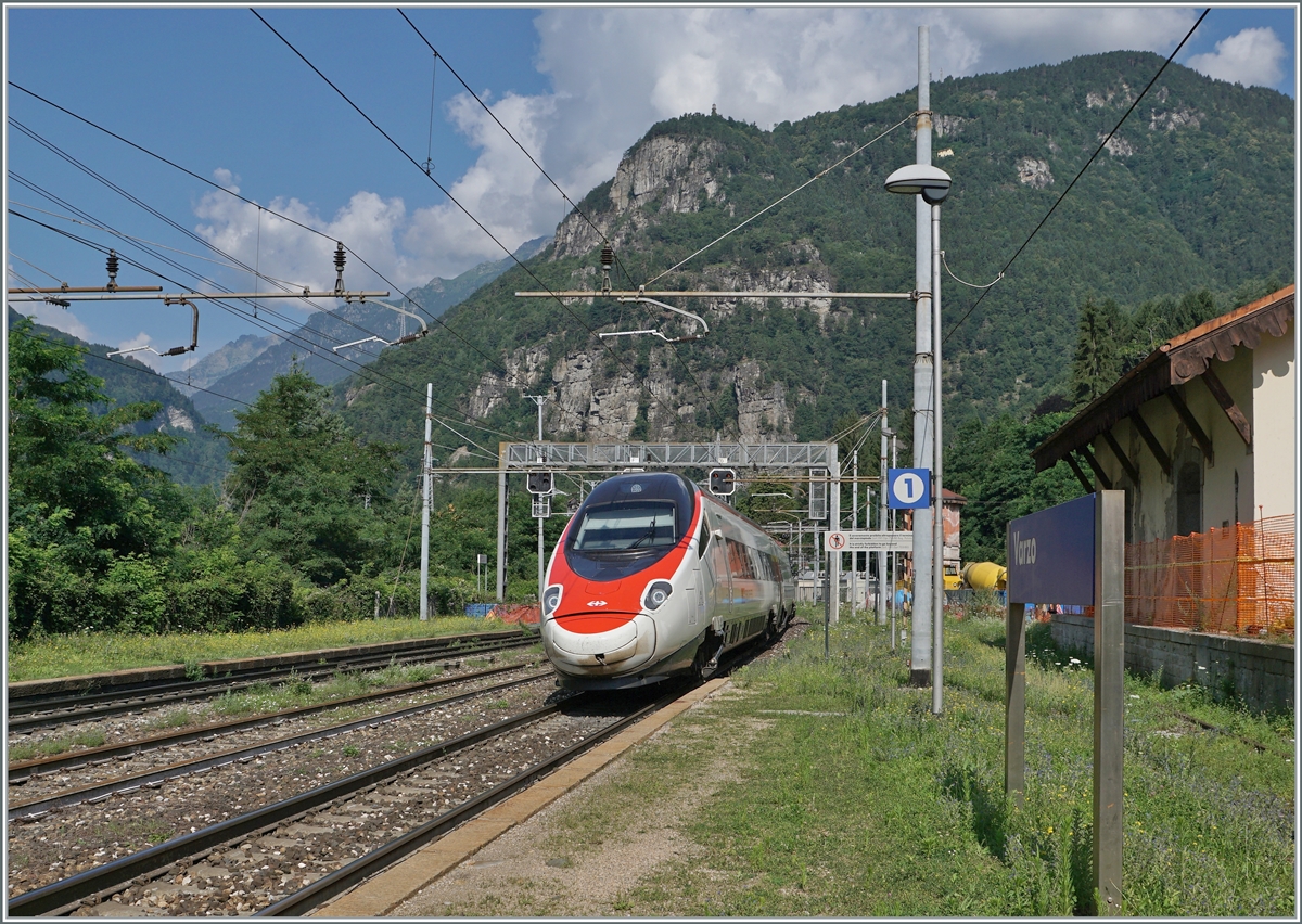 Ein SBB RABe 503 ist als EC 37 von Genève nach Venezia unterwegs und fährt durch die Station Varzo, die schon in Italien liegt, aber mit SBB Signalen und Stromsystem ausgestattet ist und im Regionalverkehr von der BLS bedient wird. 

21. Juli 2021