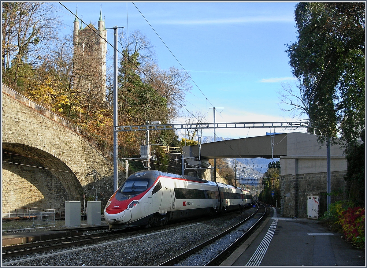 Ein SBB RABe 503 als EC 39 auf der Fahrt nach Milano verlässt Vevey. 

27. Nov. 2017