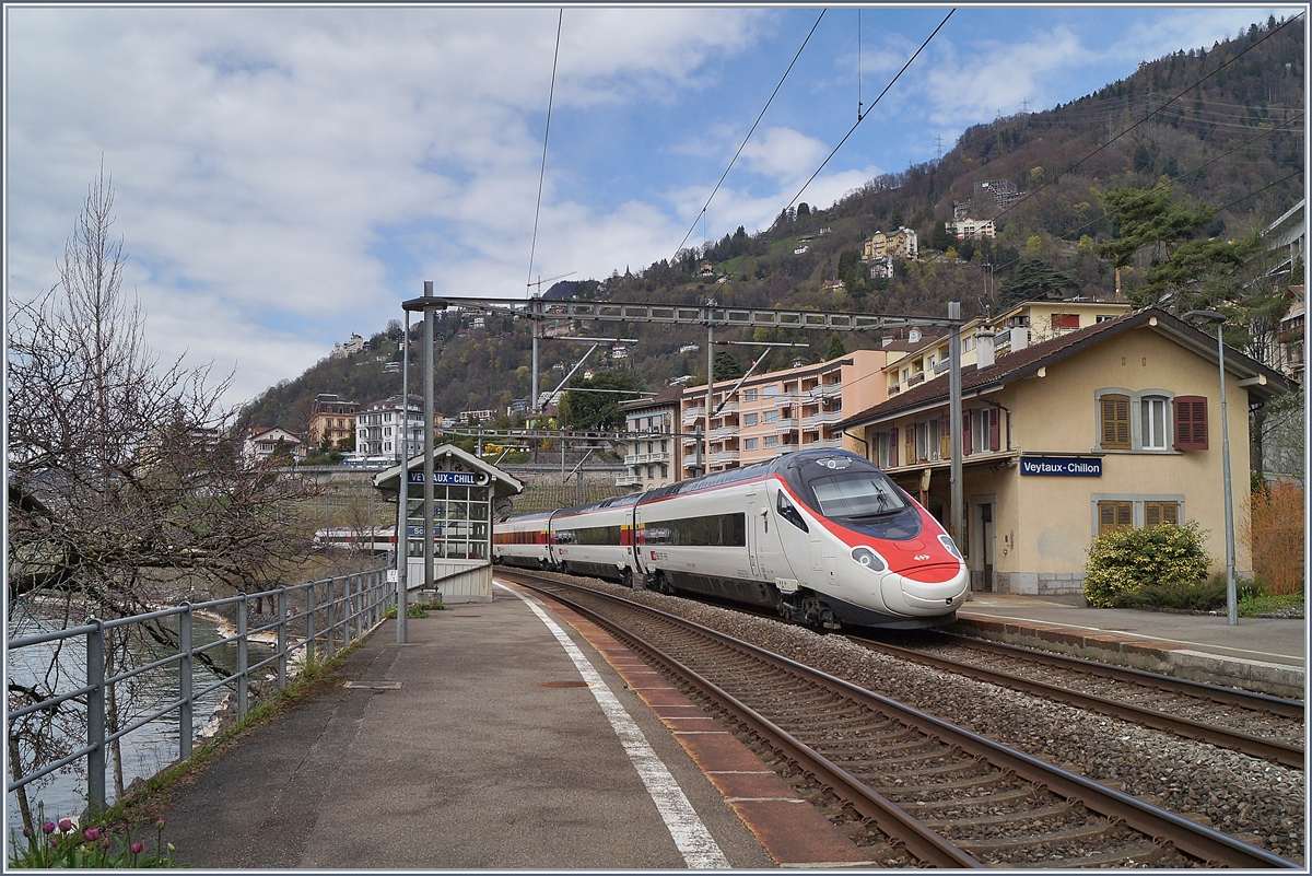 Ein SBB RABE 503 ETR 610 als EC 39 auf der Fahrt von Genève nach Milano bei der Durchfaht in Veytaux Chillon.
13. April 2018