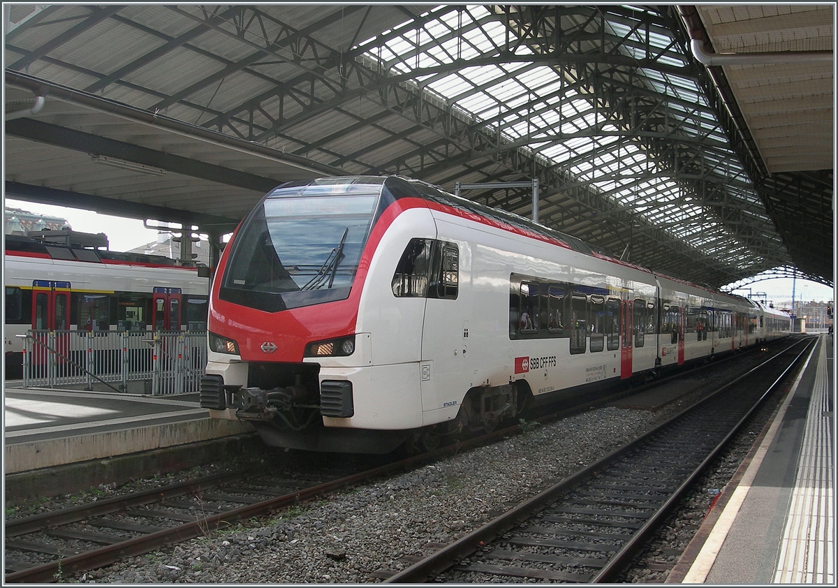 Ein SBB RABe 523 5xx  Mouettes  im Regionalverkehr beim Halt in Lausanne. Diese für den Fernverkehr vorgesehenen Triebzüge erfreuen auf verschiedenen Strecken in der Region Lausanne die Reisenden im Regional-Verkehr mit Fernverkehrskomfort. 

17. Okt. 2024