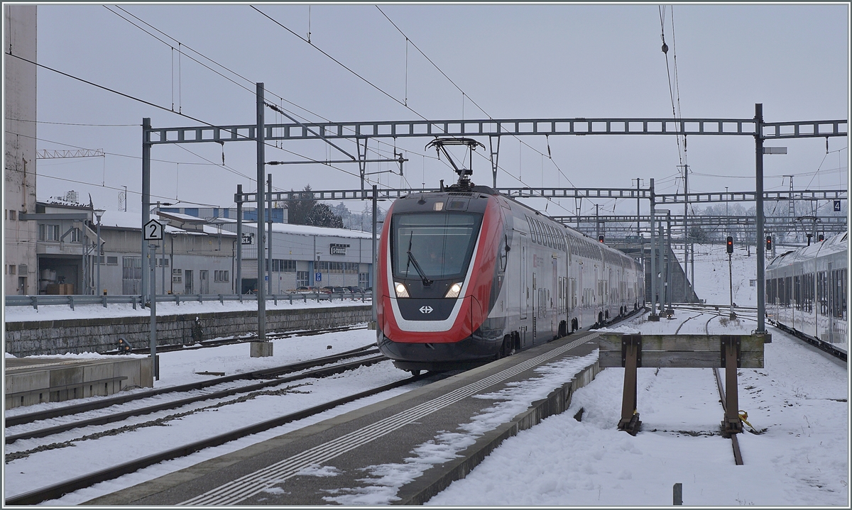 Ein SBB RAQBDe 502  Twindexx  ist als IC1 vn GEnèe nach St.Gallen unterwegs und fährt ohne Halt durch Romont. 

22. Dez. 2021