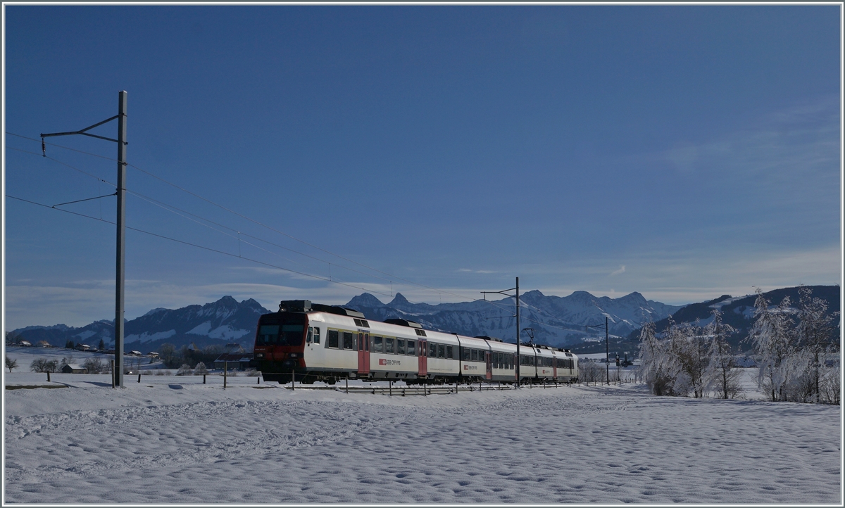Ein SBB RBDe 560 ist zwiwschen Vaulruz und Sâles als Leermaterial-Zug auf dem Weg nach Romont. 

23. Dezember 2021
