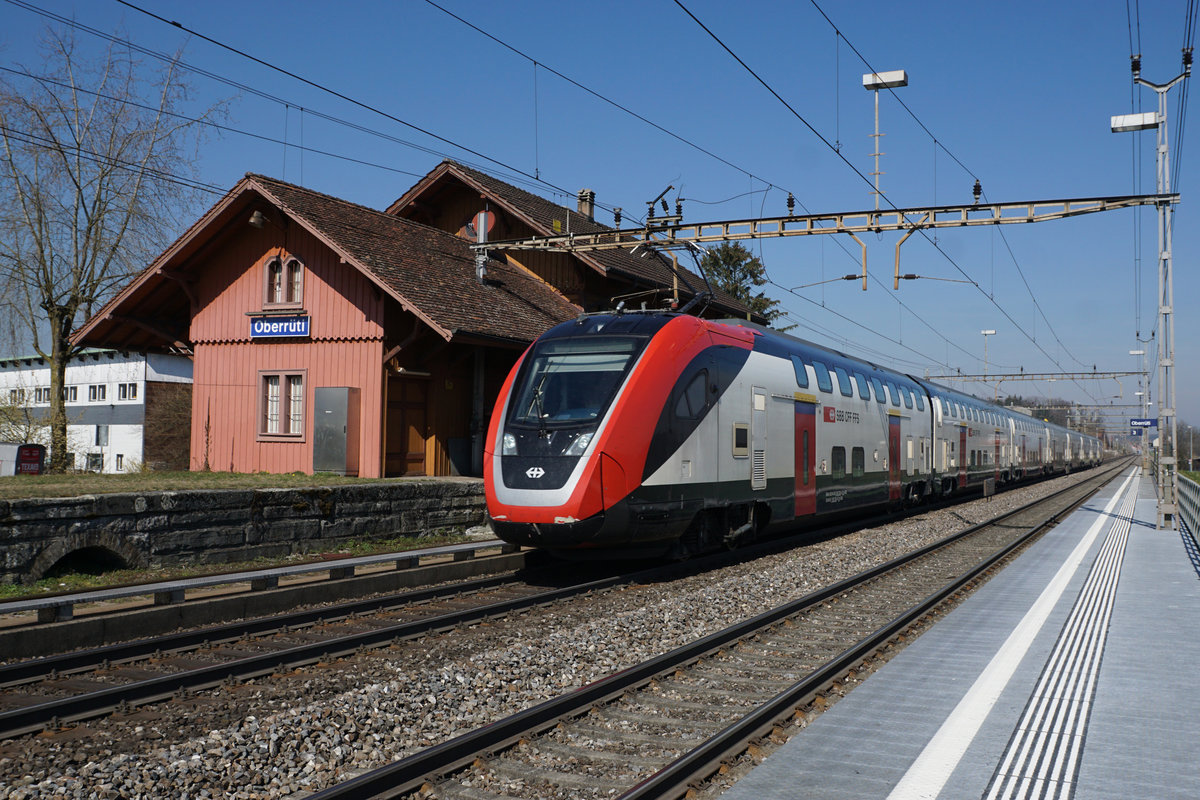 Ein SBB Triebzug der neusten Generation vom Typ RABDe 502 TWINDEXX beim Passieren des historischen Bahnhofs Oberrüti am 22. März 2019.
Foto: Walter Ruetsch 