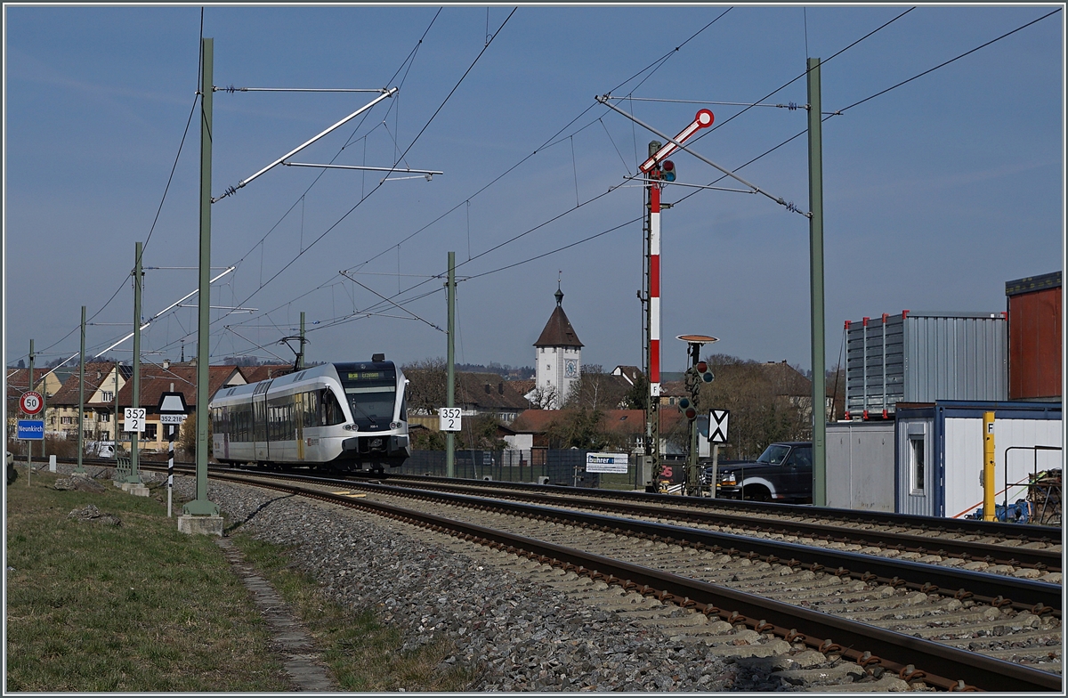 Ein SBB/Thurbo GTW RABe 526 ist bei Neunkirch auf dem Weg nach Erzingen. Die Strecke im schweizerischen Klettgau gehört der DB, welche hier die IRE 3 betreibt, doch der Nahverkehr wird von SBB/Thurbo RABe GTW bewältigt.

25. März 2021