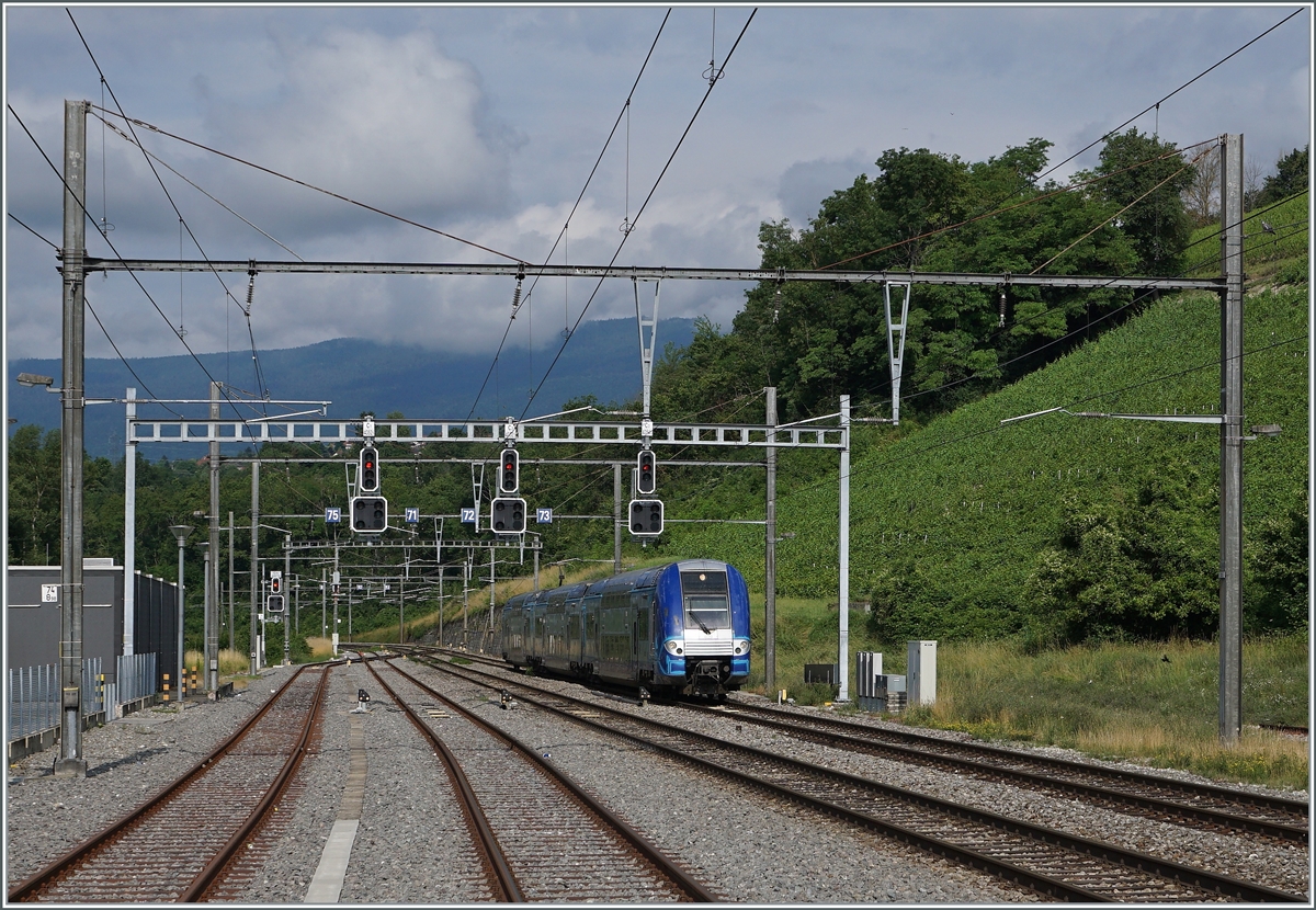 Ein SNCF Z 24500  Computermouse  ist als TER 96605 von Grenoble nach Genève unterwegs und fährt durch den Bahnhof von La Plaine. 

6. September 2021