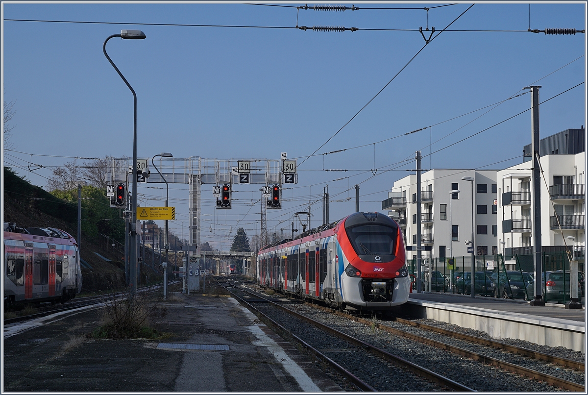 Ein SNCF Z 31500 Coradia Polyvalent régional tricourant verlässt Evian, ein Bahnhof welcher für den Léman Express Verkehr recht ordentlich aufgehübscht wurde.

8. Feb. 2020