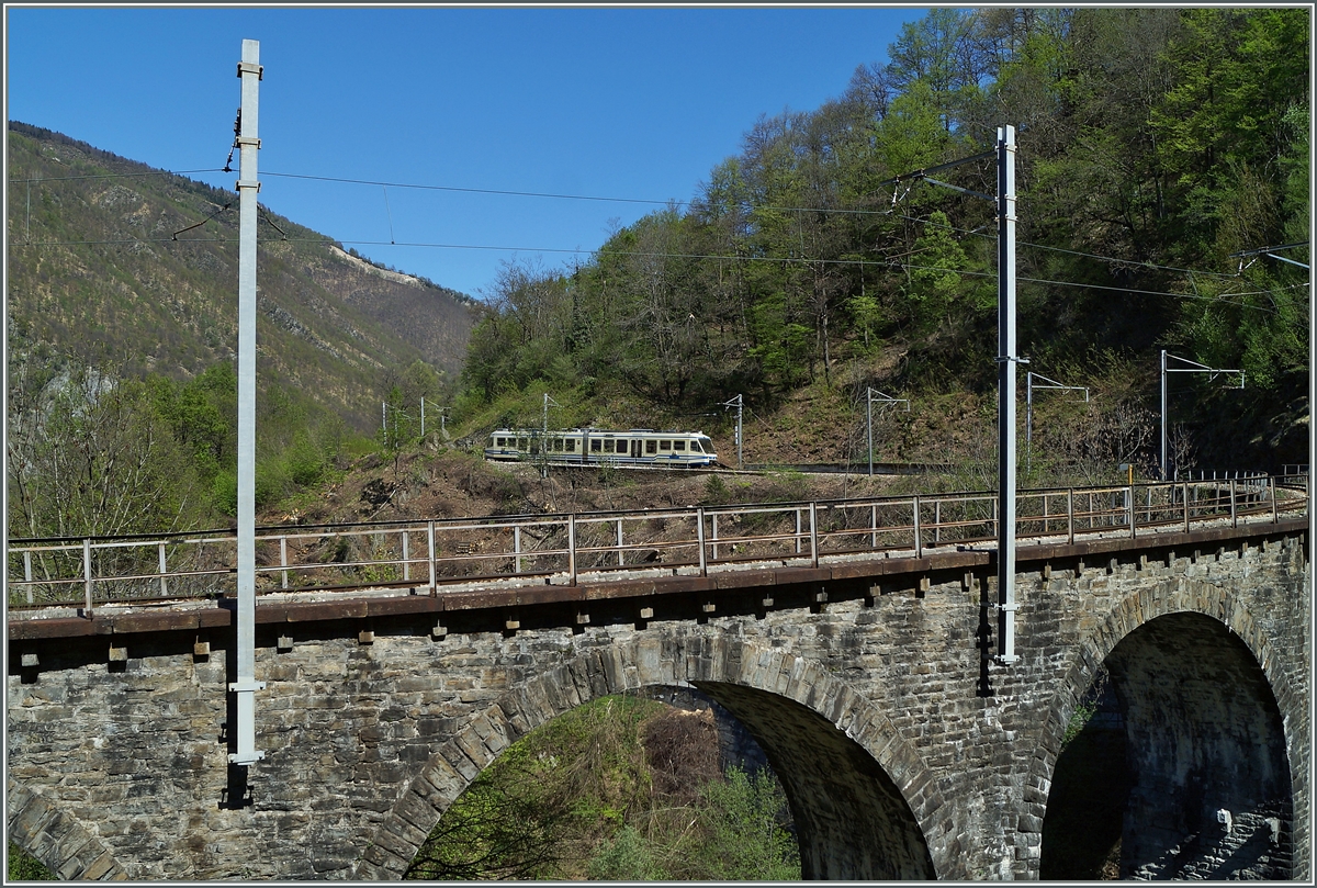 Ein SSIF ABe 4/6 hat den den Rio Graglia Viadukt verlassen und erreicht in Kürze Verigo. 15. April 2014