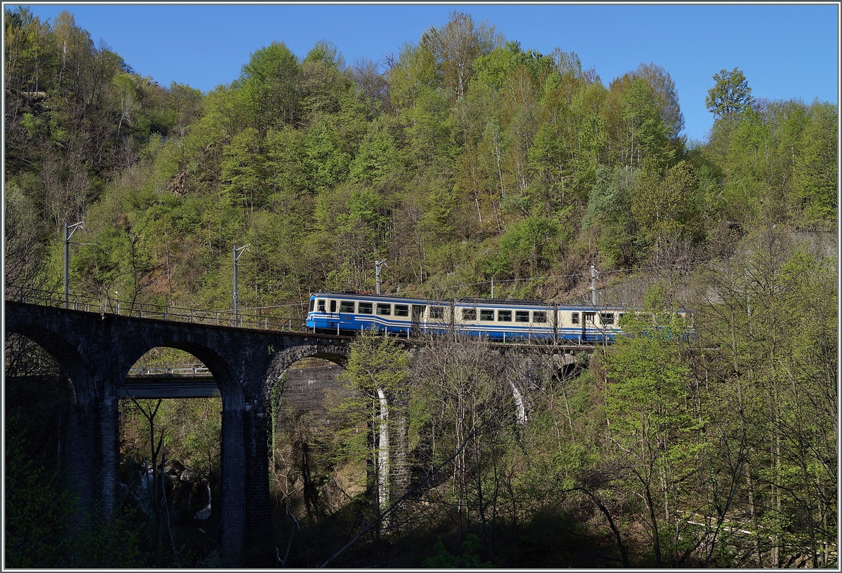 Ein SSIF ABe 8/8 auf dem Rio Graglia Viadukt bei Trontano.
15. April 2014