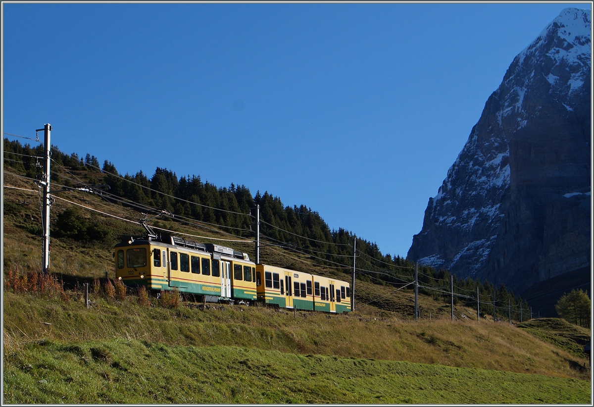 Ein talwärts fahrender WAB Zug kurz vor der Wengernalp. 
9. Okt. 2014 