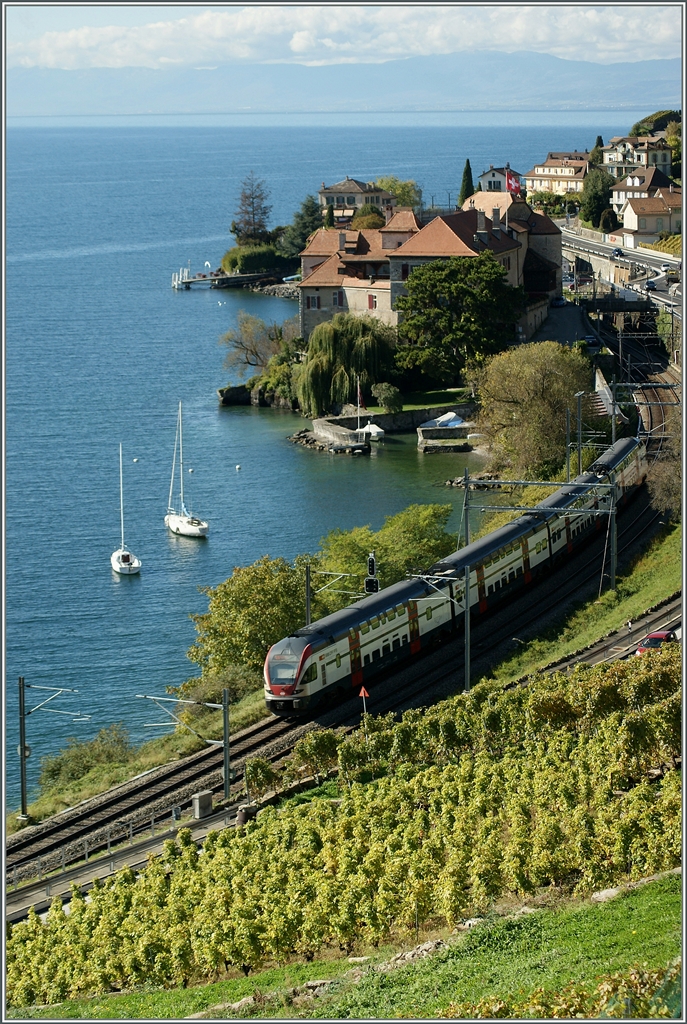 Ein Teleschuss auf einen RE auf der Fahrt von Vevey nach Genève bei Rivaz.
17. Okt. 2014  