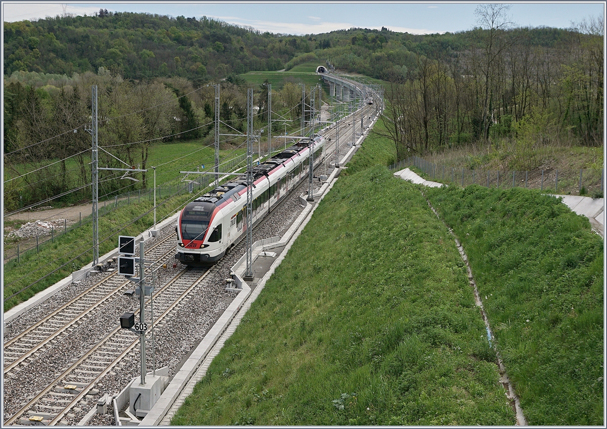 Ein TILO RABe 524 auf seiner Fahrt Richtung Varese nähert sich Arcisate. Im Hintergrund die Bevera - Brücke und wenn man genau hinschaut sieht man dort einen weiteren Flirt auf dem Weg in Richtung Stabio. 

27. April 2019