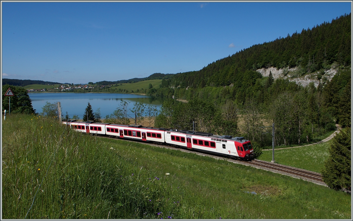 Ein Travys Dominio ist kurz nach Le Pont in Richtung Vallorbe unterwegs.
Interessanterweise  geh�rt  die Strecke bis Le Pont der SBB und erst ab Le Pont bis zur Endstation Le Barsuss der PBr (heute Travys).
3. Juni 2015