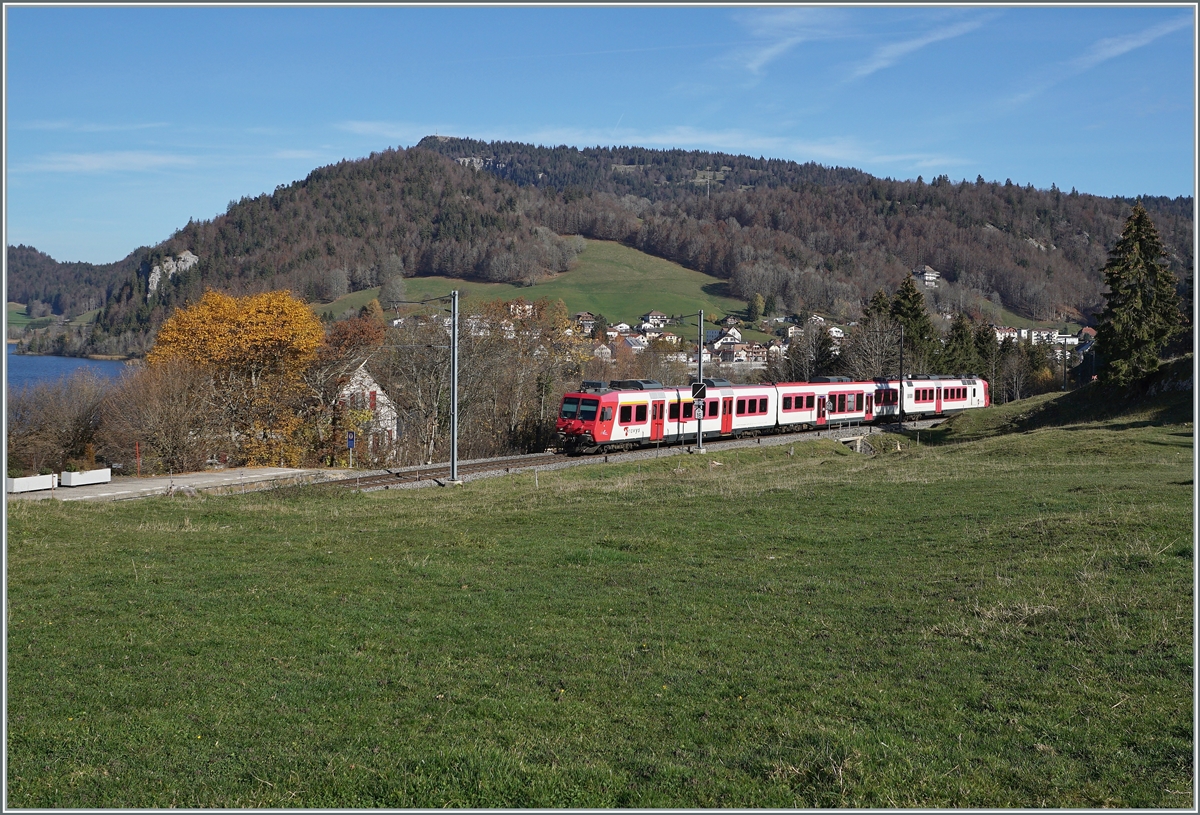 Ein TRAVYS Regionalzug von Vallorbe nach Le Brassus erreicht kurz nach Le Pont den Halt von Charbonnière. 

14. Nov. 2020