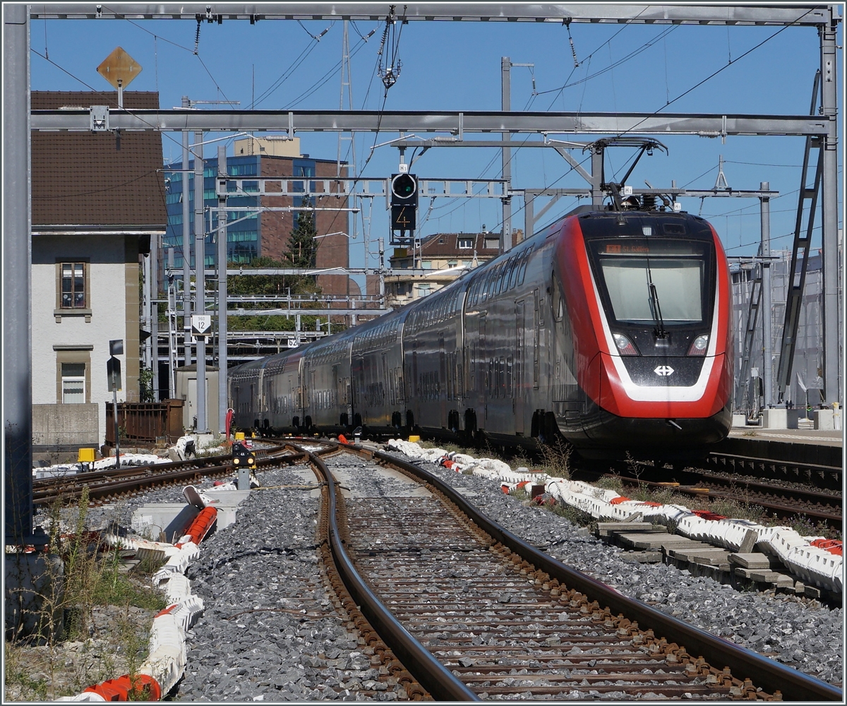 Ein Twidexx RABe 502 verlässt als IC1 Fribourg in Richtung Bern. 

12. Sept. 2022