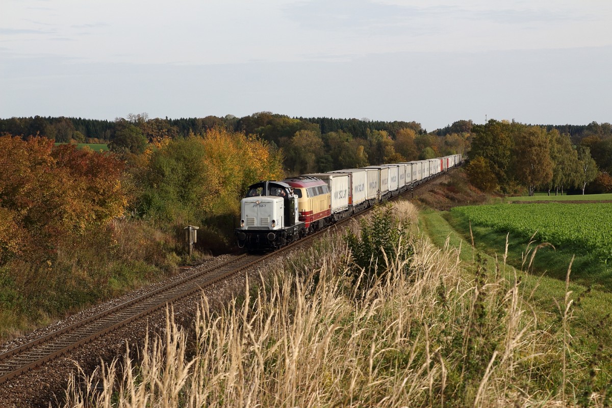 Ein umgeleiteter  EKOL-Zug  Richtung Mnchen, bespannt mit dem  Lokomotion-Clrchen  212 249-7 und der angemieteten 217 002-5 der BTE, passiert am 20.10.13 Unterschwillach.