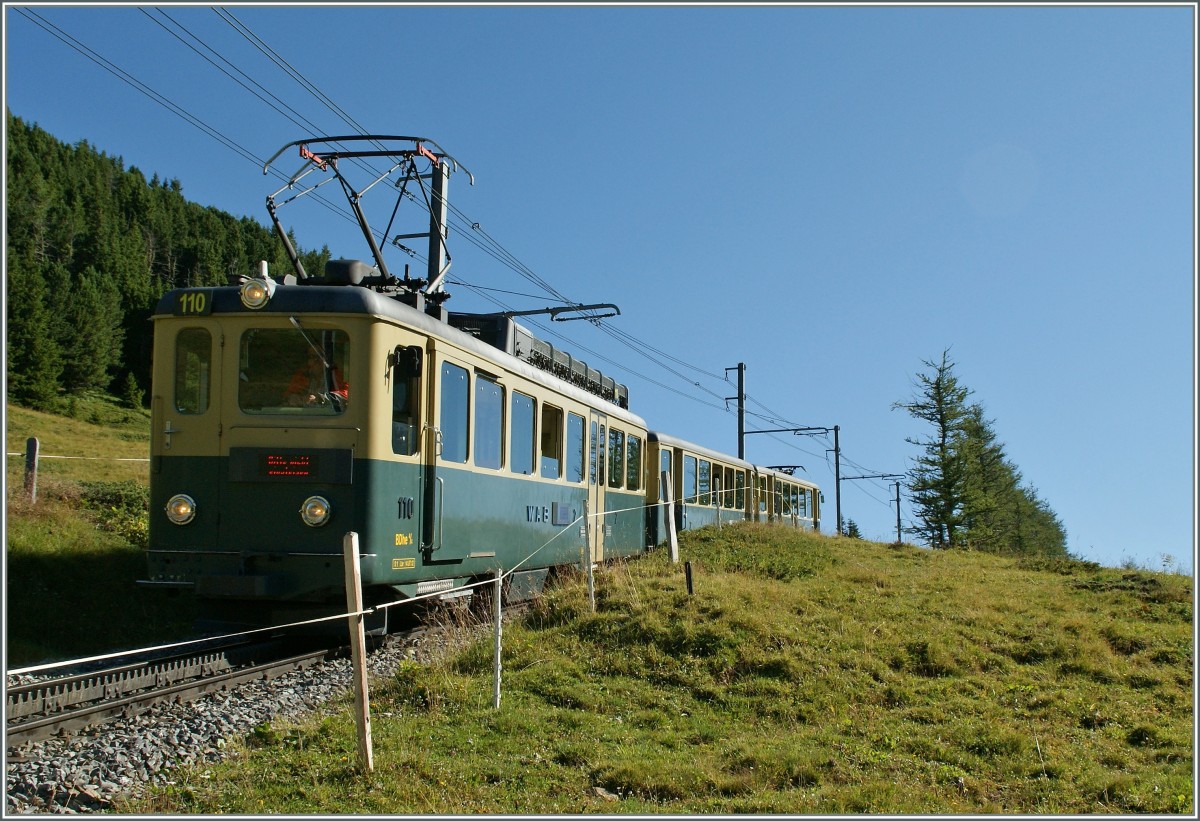Ein WAB Regionalzug auf der Fahrt Richtung Lauterbrunnen kurz nach der Abfahrt auf der kleinen Scheidegg. 
21. Aug. 2013