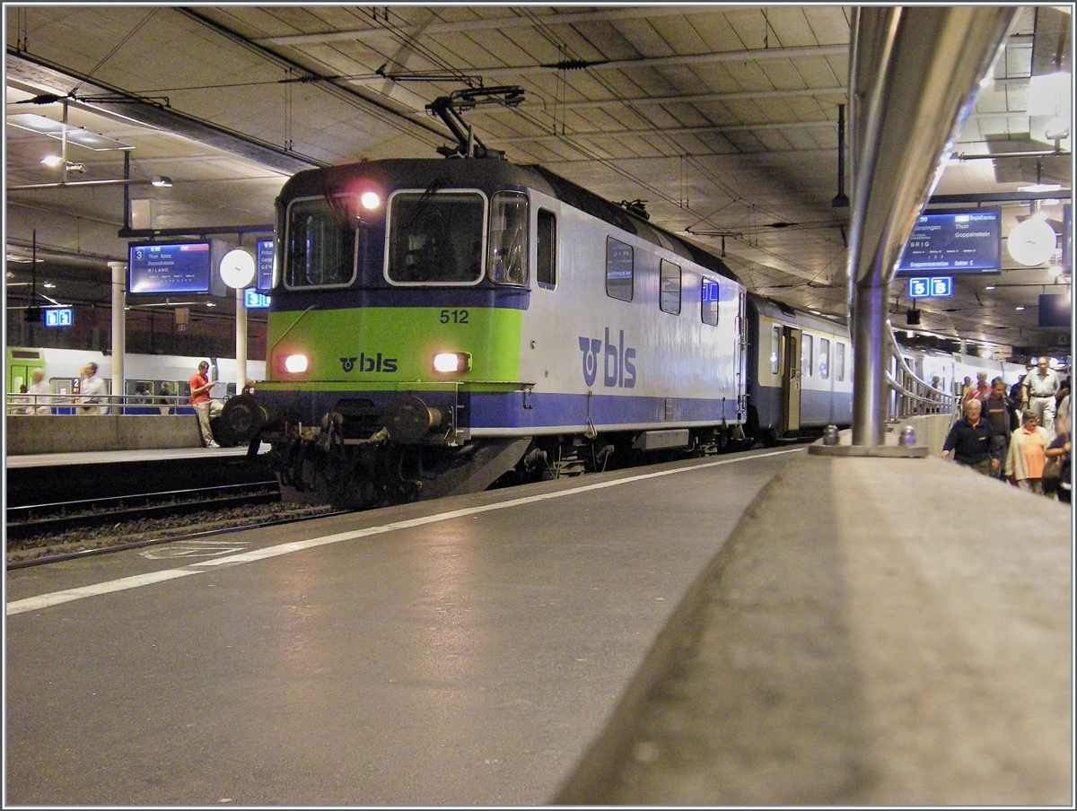 Ein weiteres Bild einer SBB Re 4/4 II Prototypenlok: die BLS Re 420 509 steht mit BLS Wagen in Bern und ist augenscheinlich gerade hier angekommen.
 
19. Aug. 2008