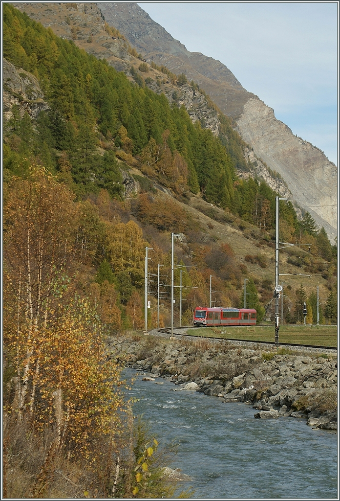 Ein  Zermatt-Shuttle  bei Täsch.
19. Okt. 2013