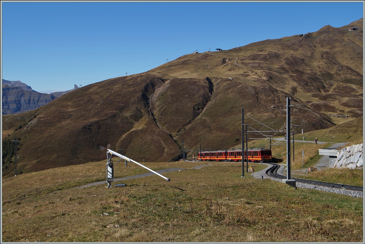 Ein zwei moderene JB-Züge auf Talfahrt zwischen Eigergletscher und der Kleinen Scheidegg. 9. Okt. 2014
