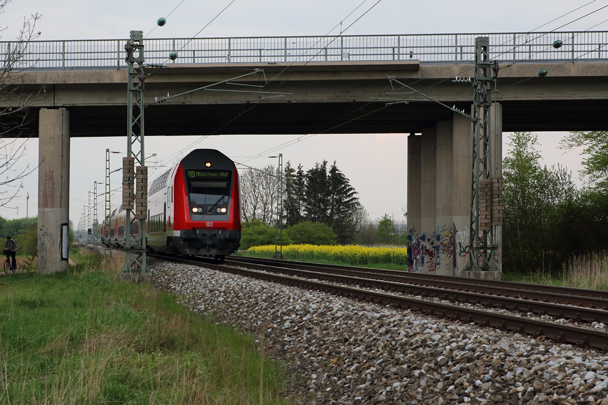 Eine 218 schob am 02.05.16 ihren Doppelstockzug von Mühldorf nach München Hbf, festgehalten in Heimstetten.