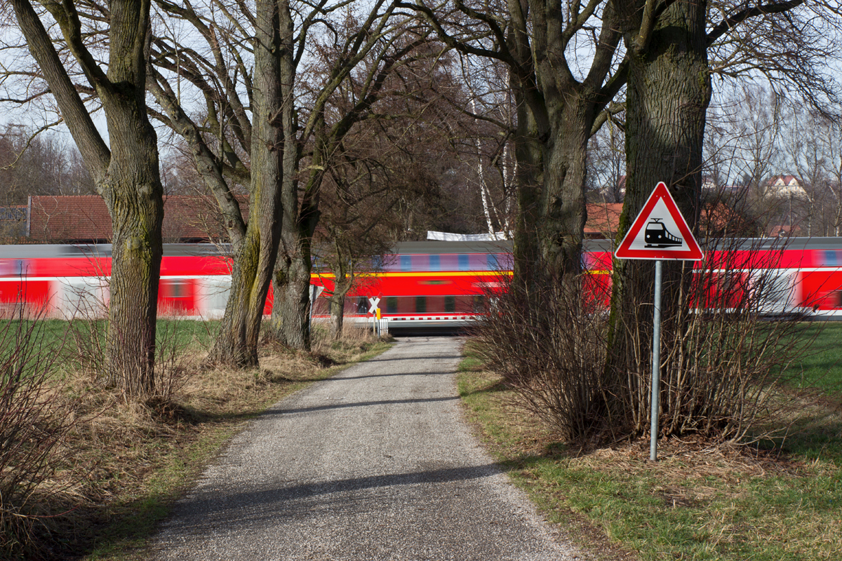 Eine Allee samt Bahnübergang am Rande von Dorfen bot mir am 06.02.16 ein Motiv, um die Durchfahrt eines Doppelstockzuges von Mühldorf nach München im Bild festzuhalten.