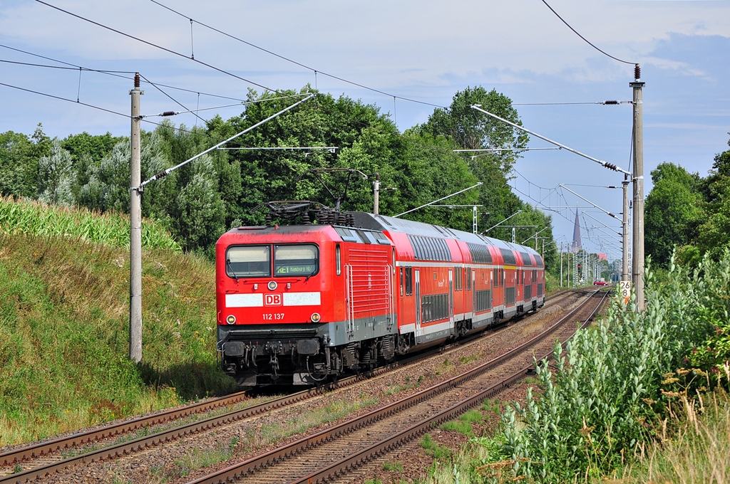 Eine Dortmunderin an der Ostseekste!!Die 112 137 ist seit knapp 2 Monaten in Rostock beheimatet.Am 18.08.2013 kam sie mir  endlich  vor die Linse,mit dem RE 4308 nach Hamburg saust sie ihrem nchsten Halt entgegen.