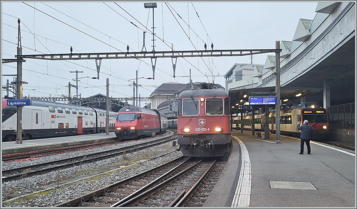 Eine miserable (Handy)-Fotoqualität, ein miserabler Fotostandort - aber wann fuhr zum letzten Mal ein Reisezug mit einer SBB Re 6/6 ? Aus diesem Grund wage ich doch diese Bild hier zu zeigen: die SBB Re 6/6 11622 (Re 620 022-4)  Suhr  verlässt mit dem traditionellen Silvester Zug der  L'Association 141 R 568  Lausanne in Richtung Bern.

31. Dez. 2024