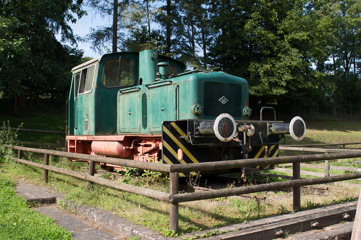 Eine O&K-Lok des Typs MV 6 b mit der Nummer 26581 steht ausgestellt im Eifelzoo Lünebach. (26.08.15)