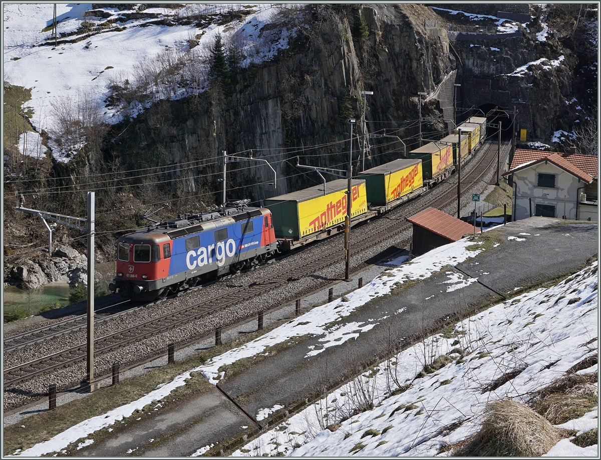 Eine Re 10/10 alleine genügt nicht, der Güterzug muss von der Re 421 388-0 nachgeschoben werden. 
Wattinger-Kurve bei Wassen, Gotthardbahn am 17. März 2016