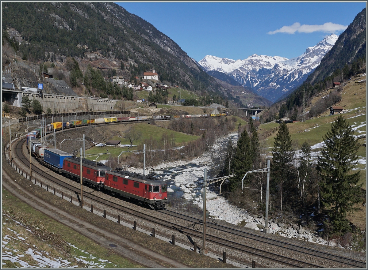 Eine  Re 10/10  mit der Re 4/4 II 11304 als Spitzenlok in der bekannten Wattiner-Kurve bei Wassen auf der Gotthardbahn.
17. März 2016